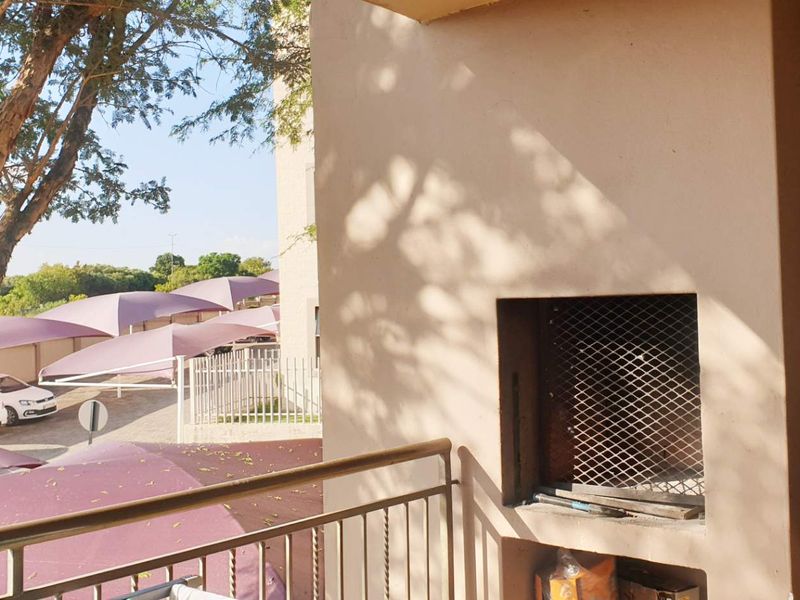 Charming Apartment Offering Comfortable Living - Photo 3