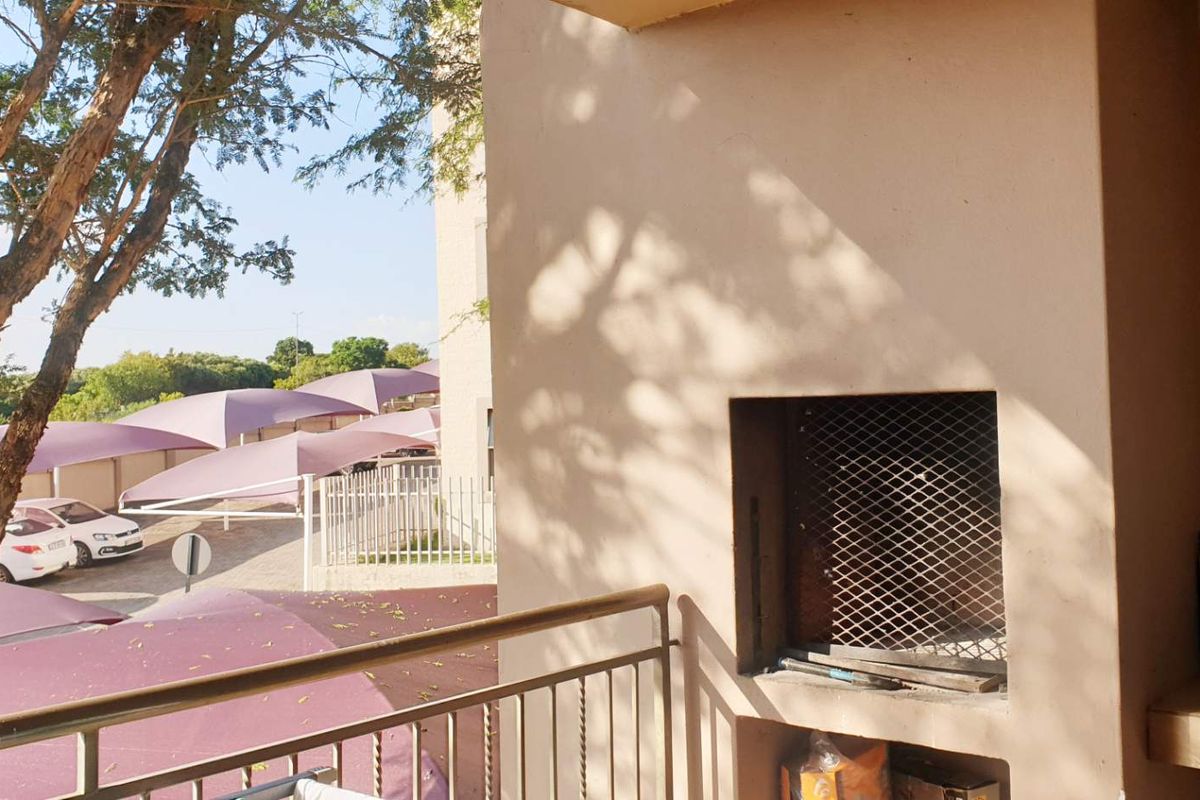 Charming Apartment Offering Comfortable Living - Photo 3