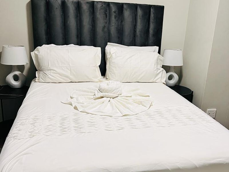 Furnished One Bedroom Apartment in Merensky Tower - Photo 2