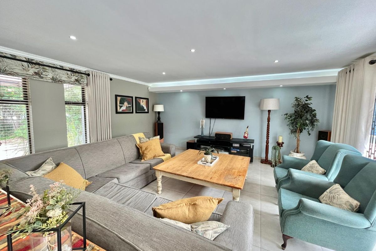 Entertainment Ready: Open-Plan Living & Stunning Outdoor Spaces - Photo 2