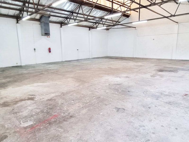 Spacious Industrial Warehouse in Diep River - Photo 3