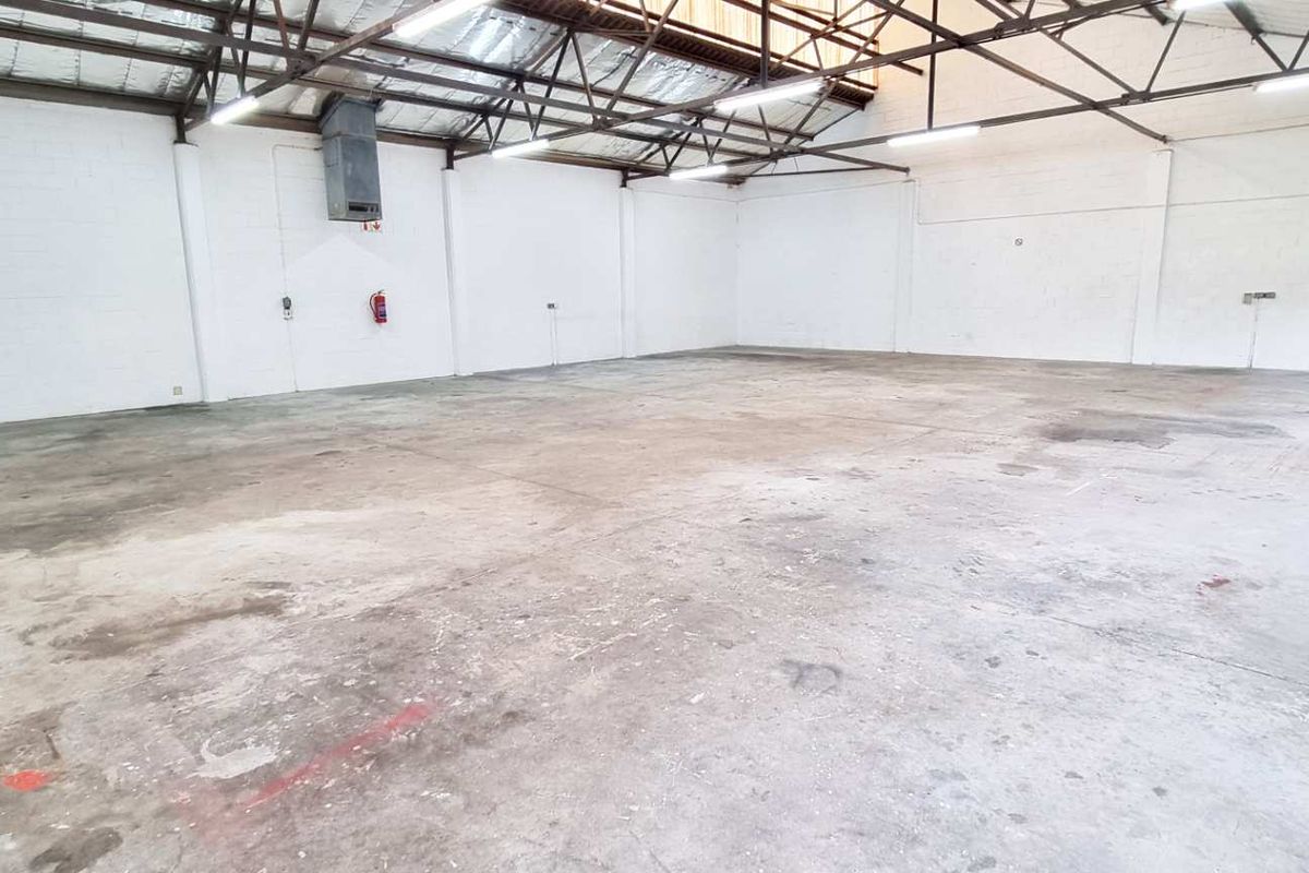 Spacious Industrial Warehouse in Diep River - Photo 3