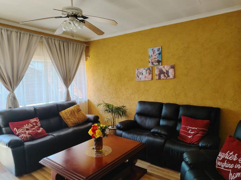 Stunning 3 bedroom townhouse - Photo 3