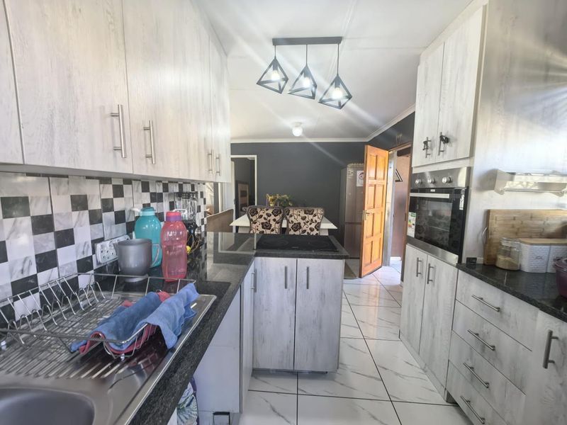 THREE BEDROOM HOME FOR SALE IN SPRINGS - Photo 3