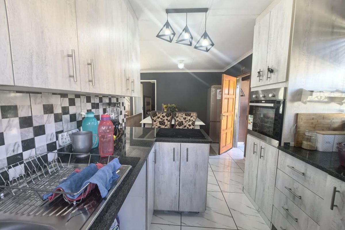 THREE BEDROOM HOME FOR SALE IN SPRINGS - Photo 3