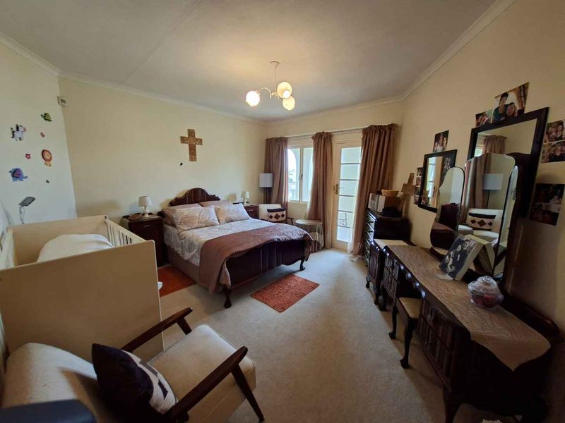 "Income Potential: 4-Bedroom Home + Three Flats!" - Photo 4