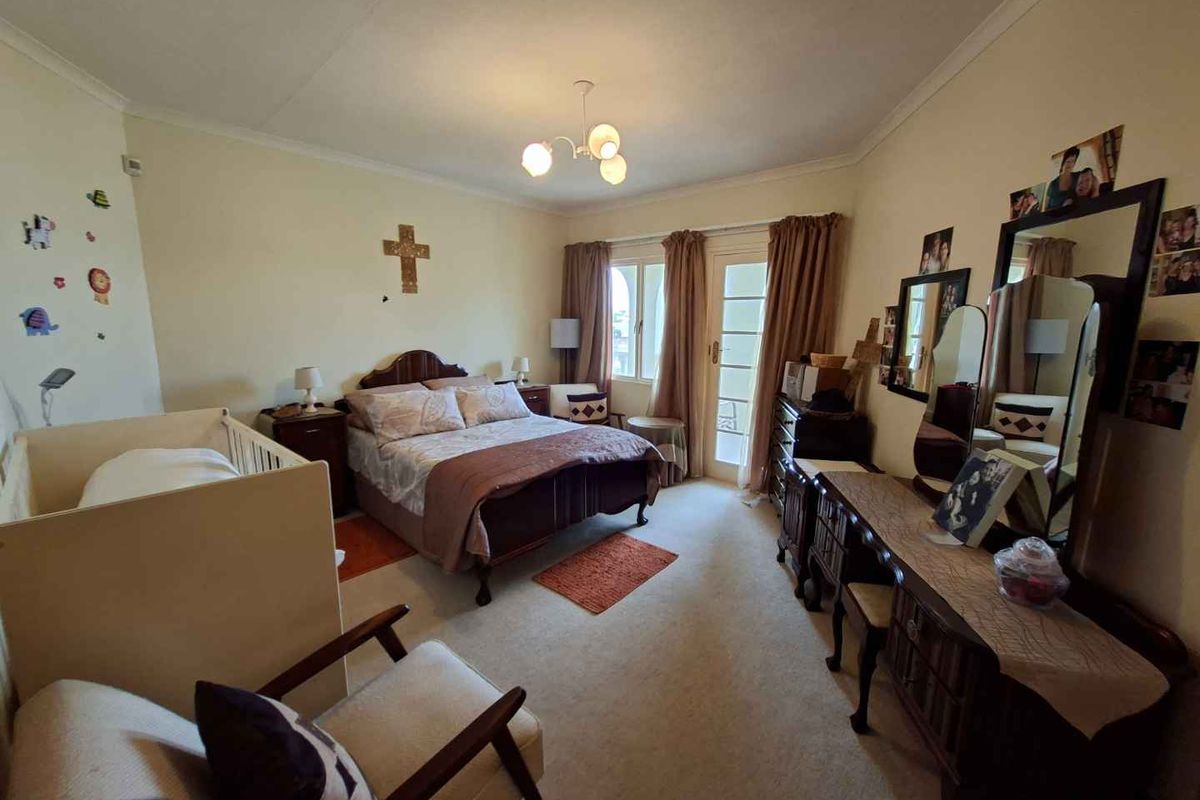 "Income Potential: 4-Bedroom Home + Three Flats!" - Photo 4