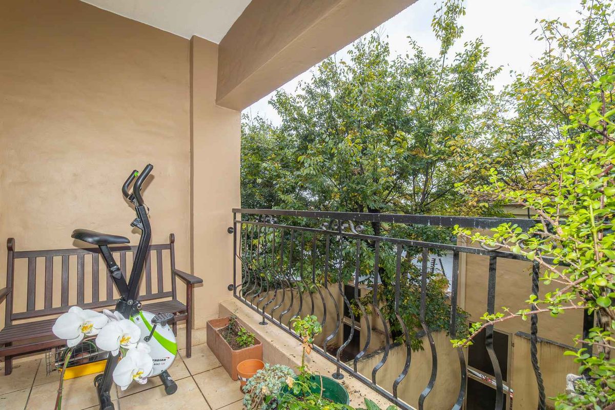 ☀️ Bachelor Bliss with a Balcony You’ll Use All Year Round! - Photo 2