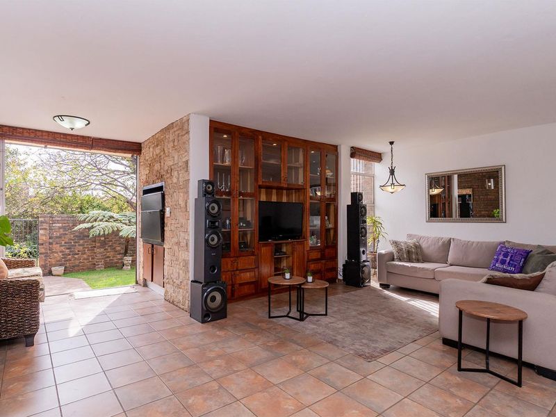 Move-In Ready Spacious 3-Bedroom Townhouse in a Pet-Friendly Complex - Photo 4