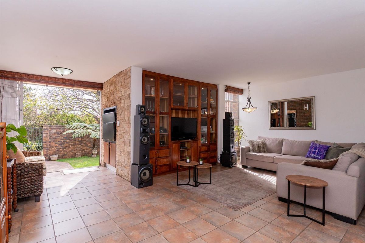 Move-In Ready Spacious 3-Bedroom Townhouse in a Pet-Friendly Complex - Photo 4