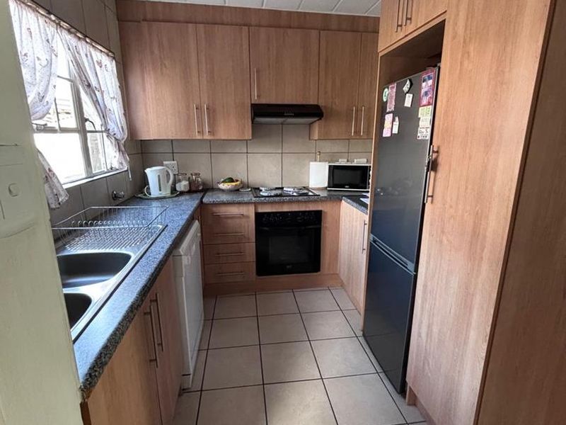 Charming Ground-Floor 2-Bedroom Unit with Patio & Pool Access – Secure - Photo 3