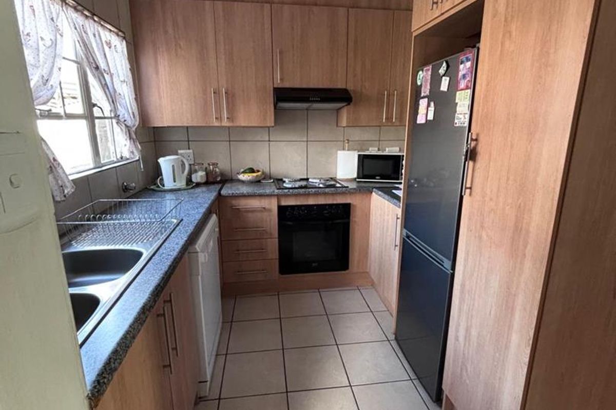 Charming Ground-Floor 2-Bedroom Unit with Patio & Pool Access – Secure - Photo 3