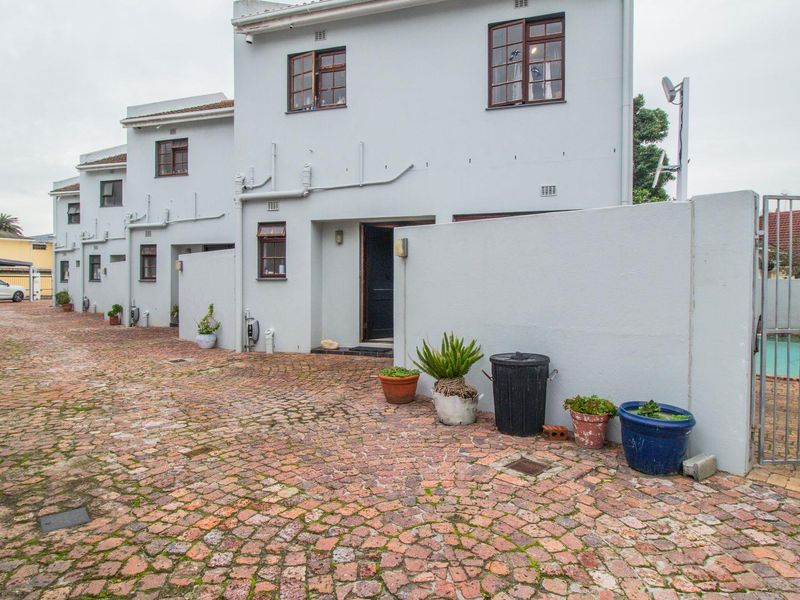 Spacious Fixer-Upper in Secure Gated Complex – Unlock the Potential! - Photo 2