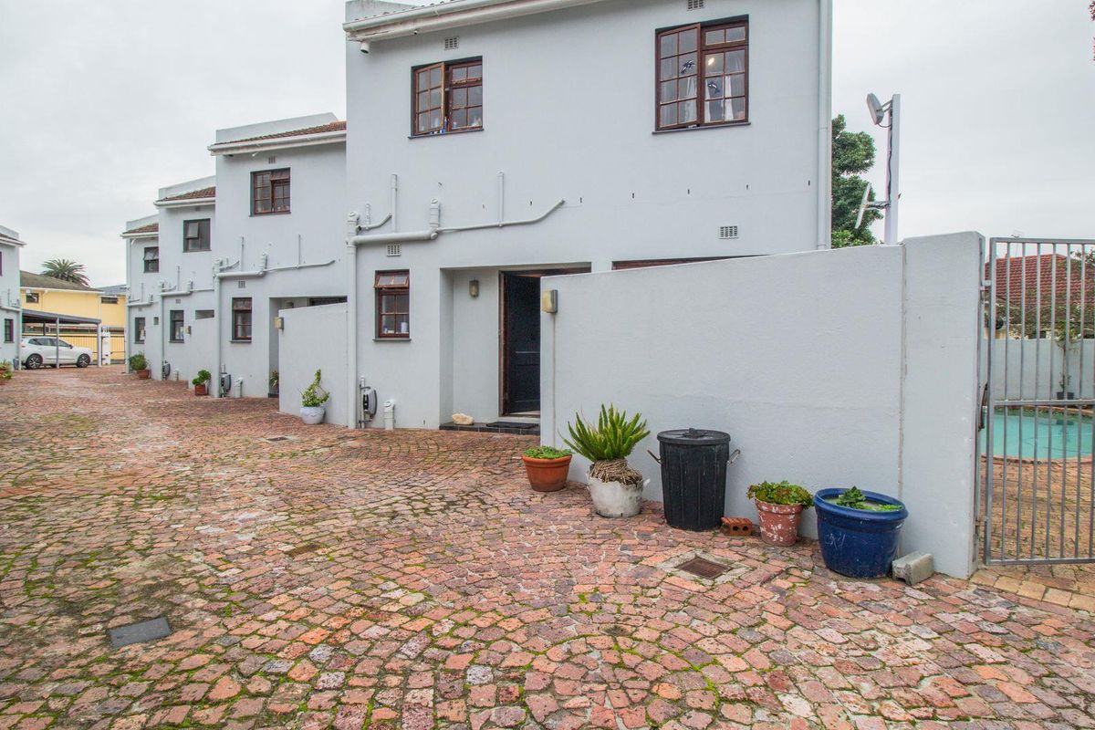 Spacious Fixer-Upper in Secure Gated Complex – Unlock the Potential! - Photo 2