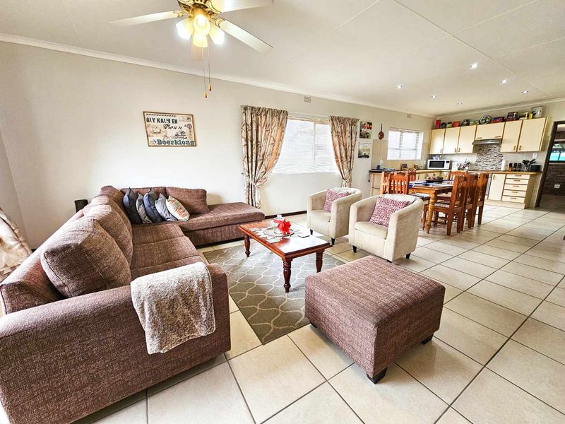Neat family home with bachelor flat for sale in Stilbaai Wes. - Photo 2