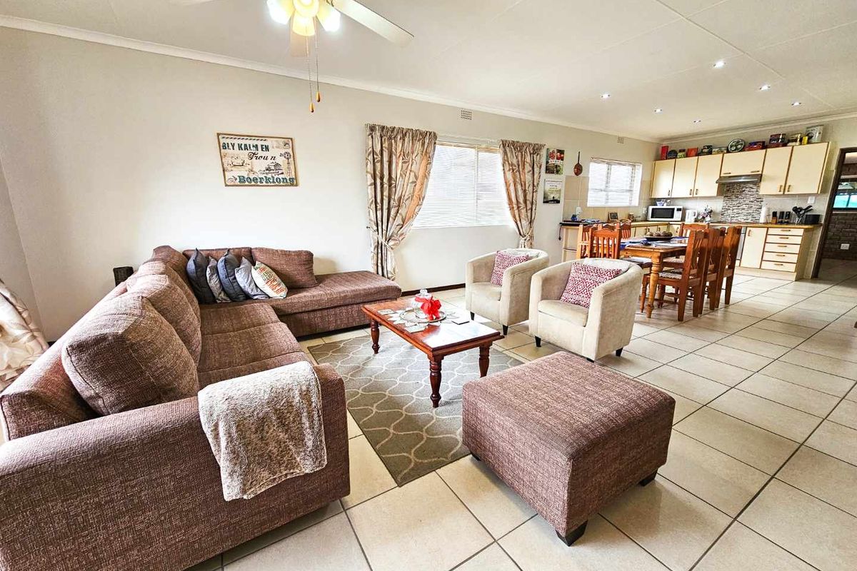Neat family home with bachelor flat for sale in Stilbaai Wes. - Photo 2