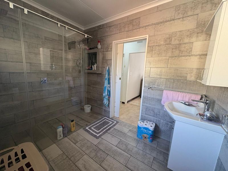 Investor's Dream Home - 5 Bedroom Energy Efficient Home with Large Flatlet and Pool - Photo 10