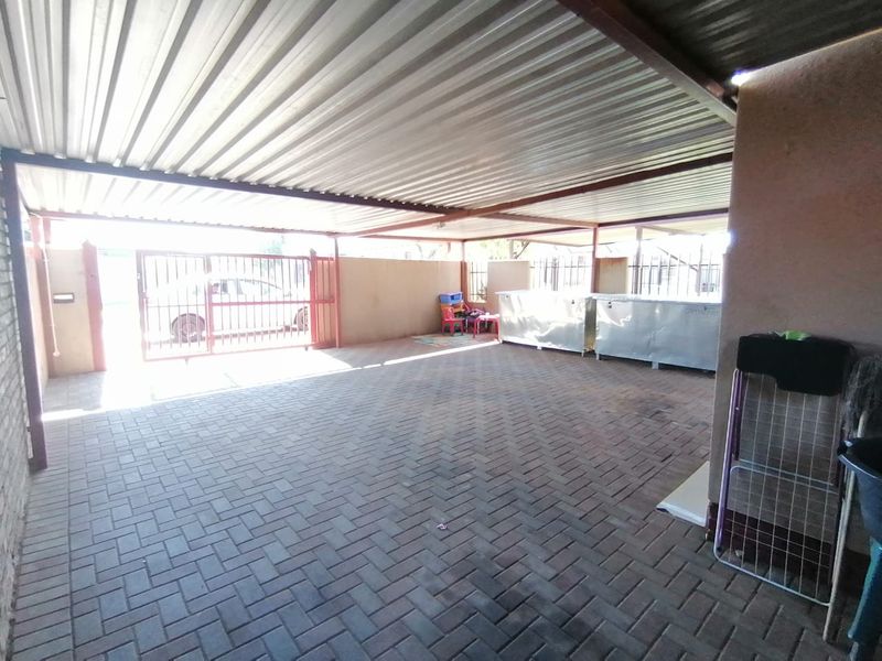 Modern 3-Bedroom Home in a Peaceful neighborhood - Photo 2