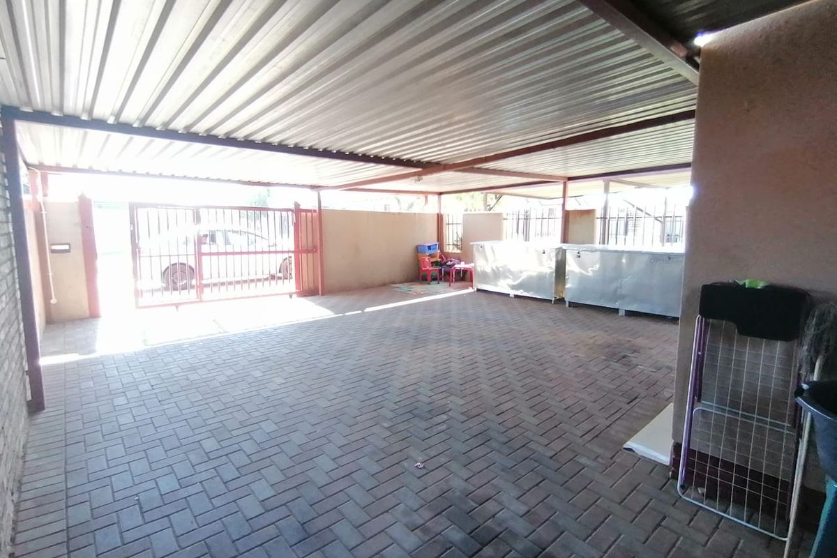 Modern 3-Bedroom Home in a Peaceful neighborhood - Photo 2