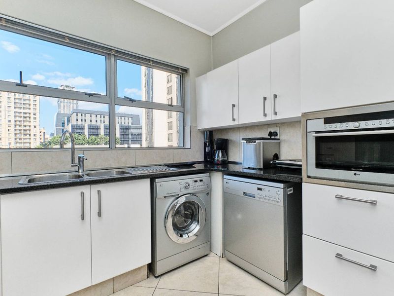 Luxurious 2-Bed Apartment with Stunning Views near Sandton - Photo 10