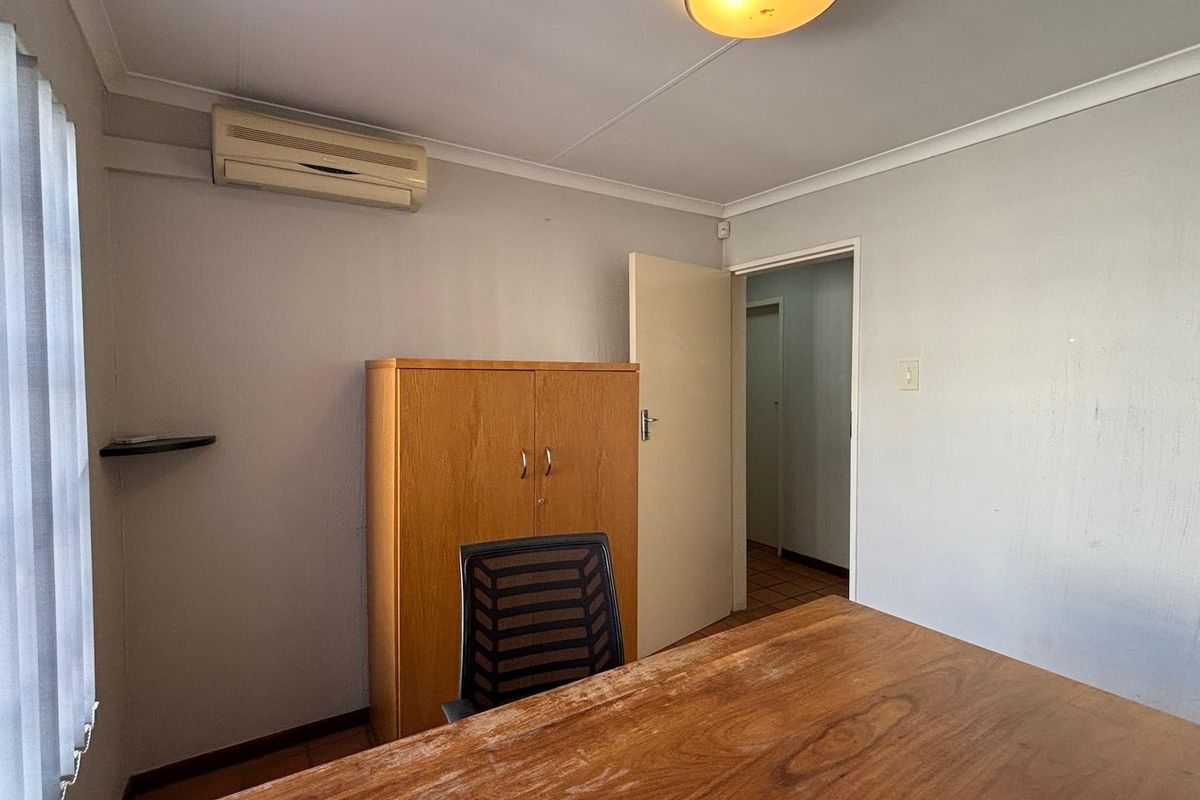 SINGLE OFFICE SPACE TO RENT - Photo 5