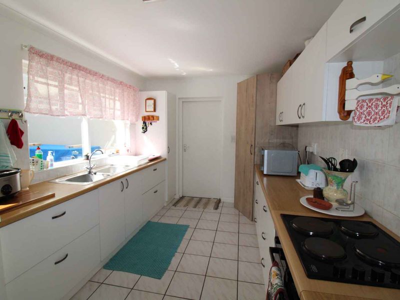 Well Maintained Townhouse - Photo 3