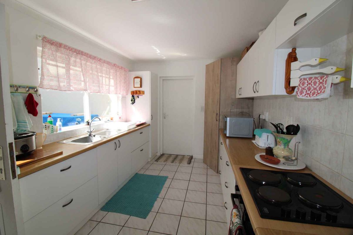 Well Maintained Townhouse - Photo 3