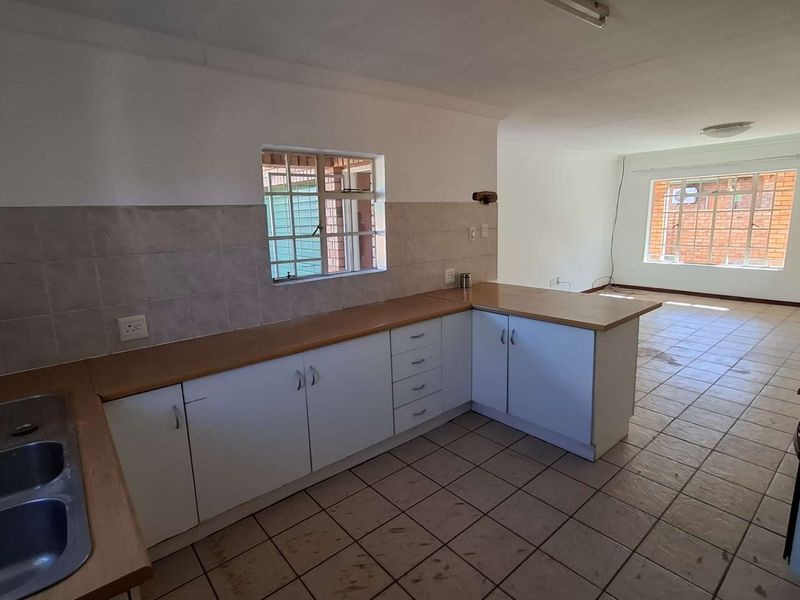 Corner Townhouse with Big Garden & Huge Potential – Exceptional Value - Photo 5