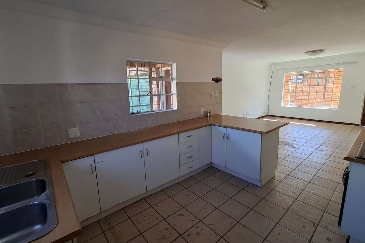 Corner Townhouse with Big Garden & Huge Potential – Exceptional Value - Photo 5