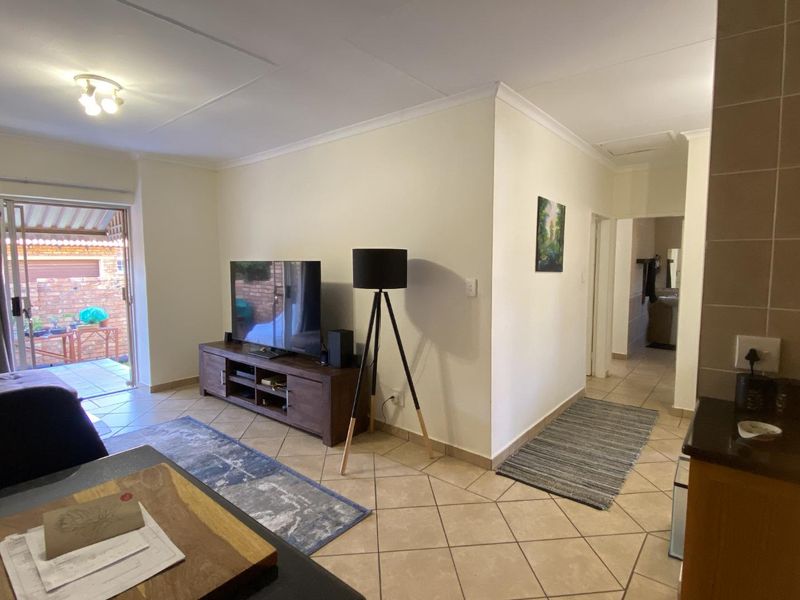 Ideal Starter Home: 2-Bedroom Townhouse in Rooihuiskraal - Photo 7