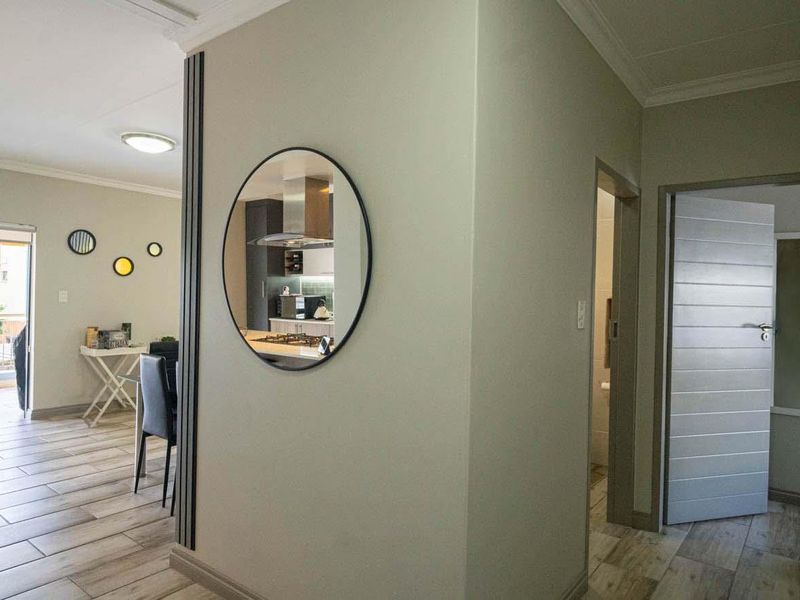 Modern 2 Bed 2 Bath Apartment in Lifestyle Complex - Photo 5