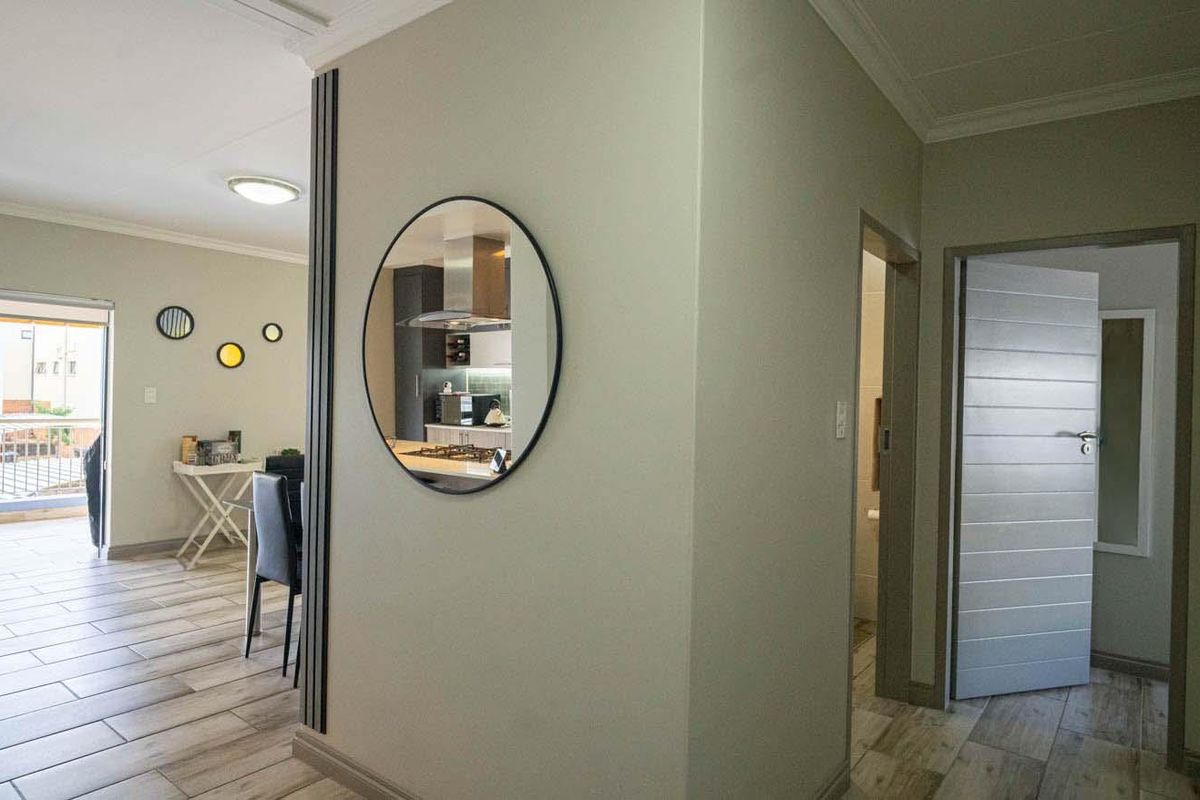 Modern 2 Bed 2 Bath Apartment in Lifestyle Complex - Photo 5