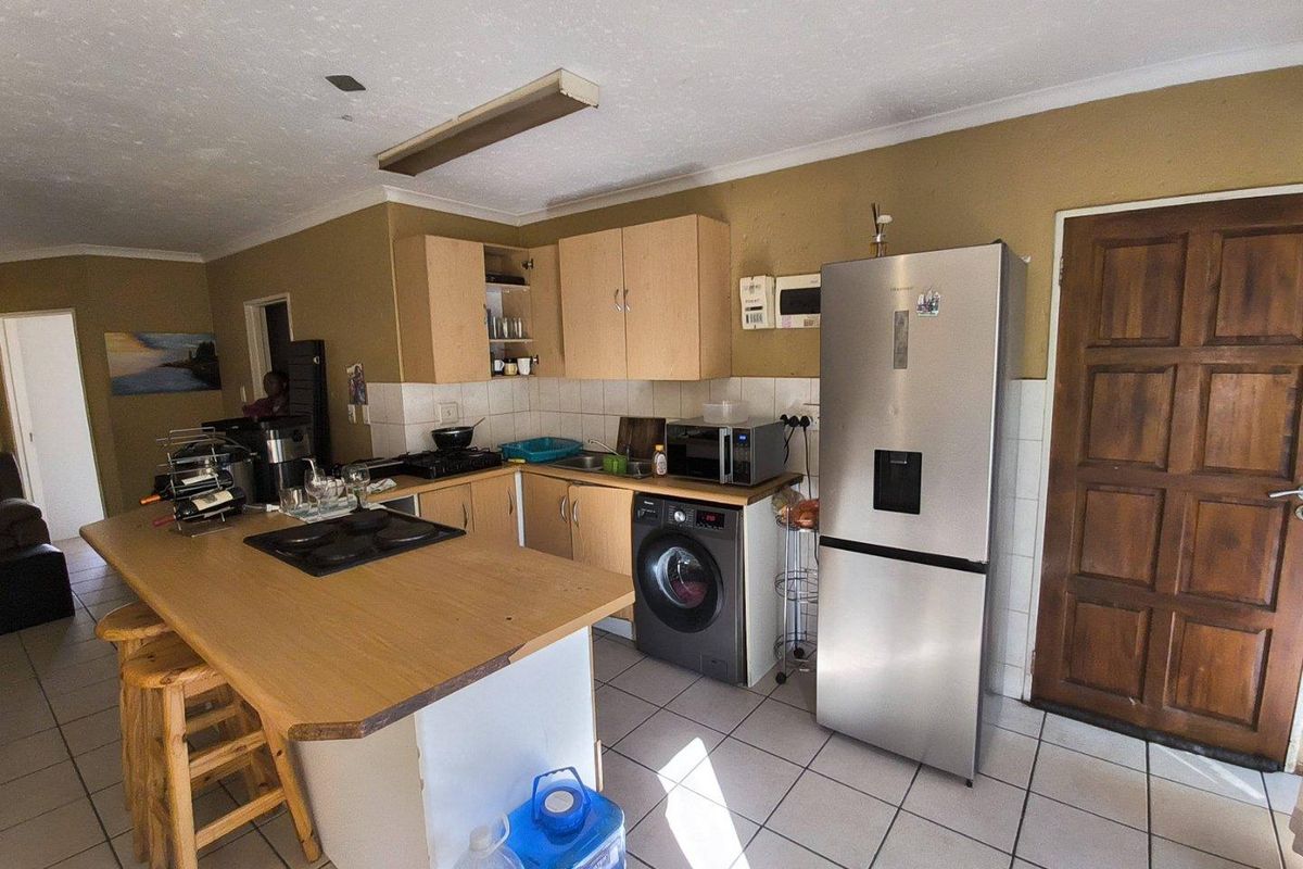 Serene & Central: Peaceful 2-Bedroom Apartment in the Heart of Birchleigh - Photo 2
