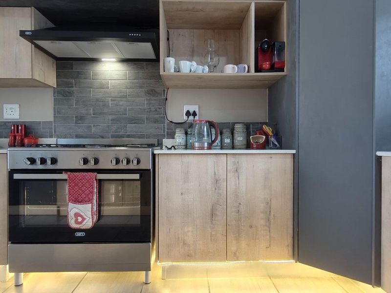 Well maintained family home with flat - Photo 8