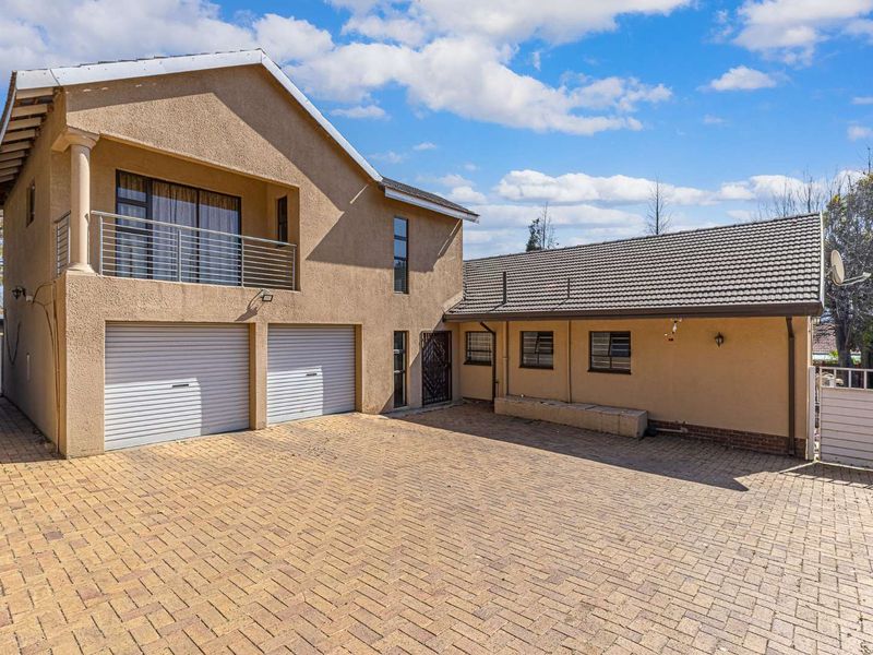 Family Home with Breathtaking Glenvista Views - Photo 1