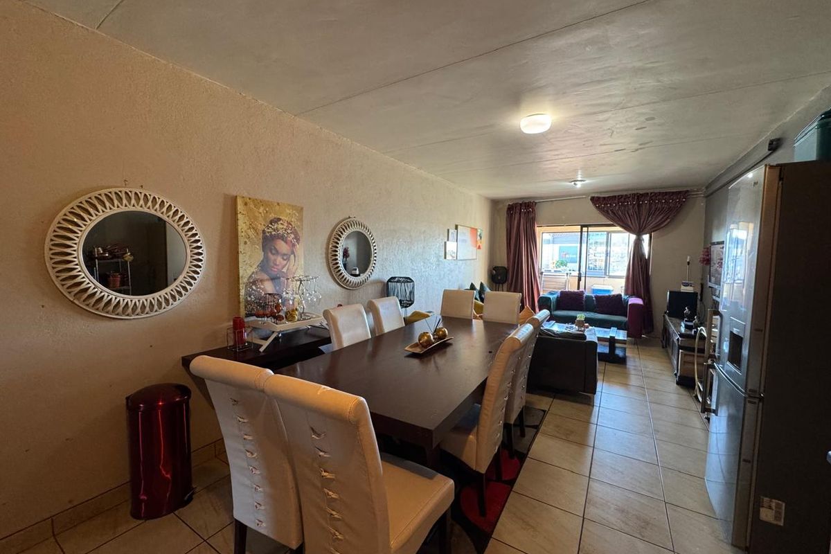 Contemporary Two-Bedroom Apartment in Prime Location - Photo 3