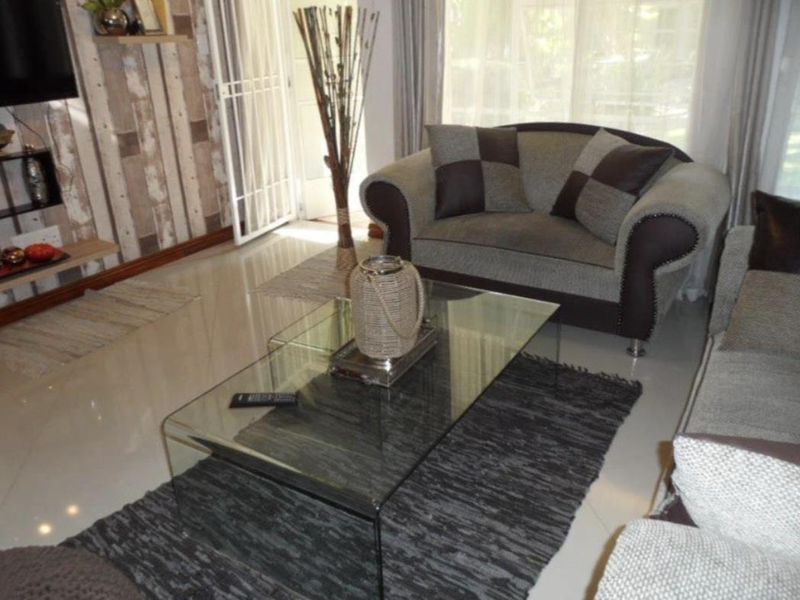A CHARMING TWO BEDROOM FURNISHED GARDEN APARTMENT - Photo 6