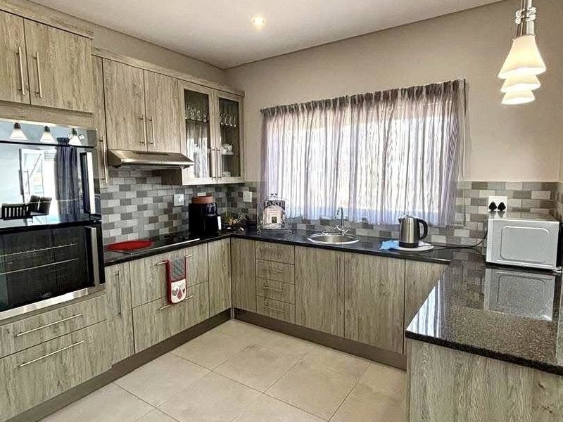 3 Bedroom House To Let in Elisenheim - Photo 6