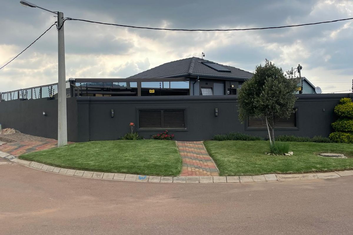 STUNNING HOUSE IN A SECURE ESTATE & PET FRIENDLY! - Photo 2