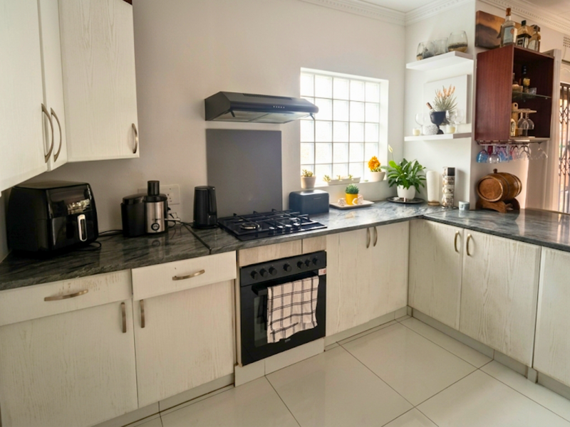 Pet-Friendly 3-Bedroom Family Apartment with Spacious Garden - Photo 8