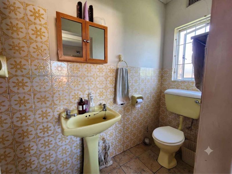 Charming Family Home with Spacious Living and Double Garage - Photo 10