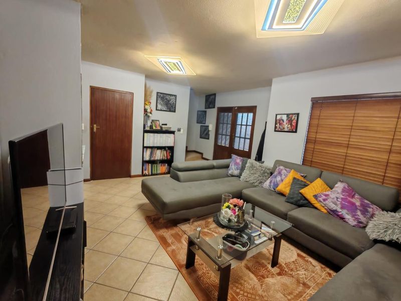 A STUNNING TOWNHOUSE - Photo 5