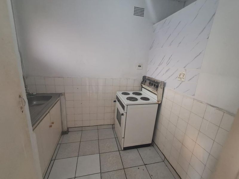 1 Bedroom Apartment In Henriette Complex pretoria west. - Photo 2