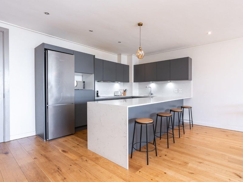 Stunning 2-Bedroom Apartment in the Iconic Glengariff Building - Photo 6