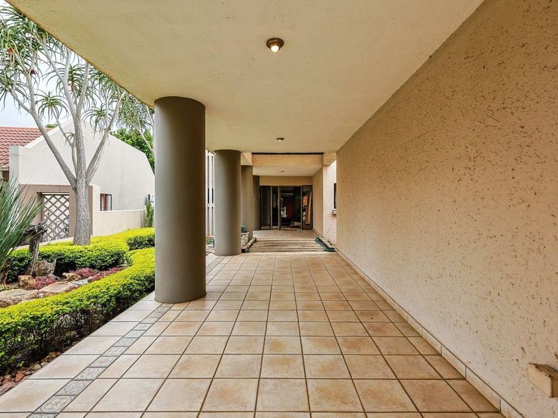 Old Classic | 3 Bed, 3.5 Bath | 1000sqm Estate - Photo 6