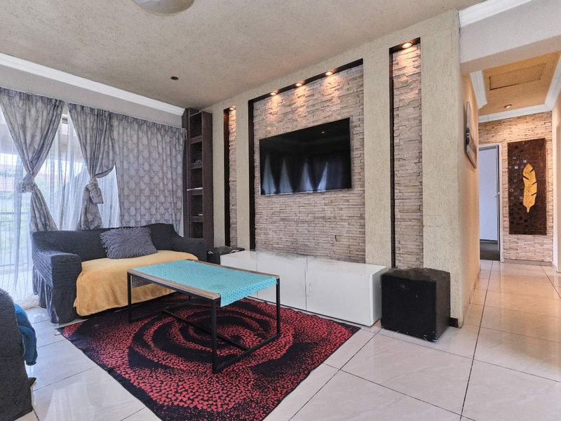 Charming and Spacious 3-Bedroom Upstairs Unit in The Willows Estate - Photo 2