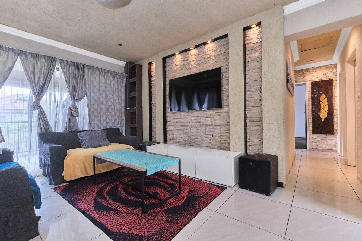 Charming and Spacious 3-Bedroom Upstairs Unit in The Willows Estate - Photo 2