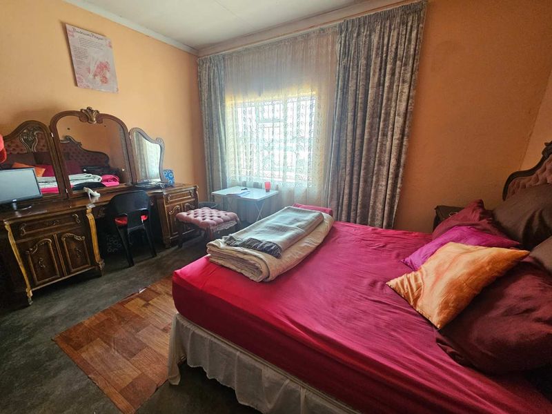 Spacious 3-Bedroom Home with Secure Grounds and Utility Infrastructure - Photo 7
