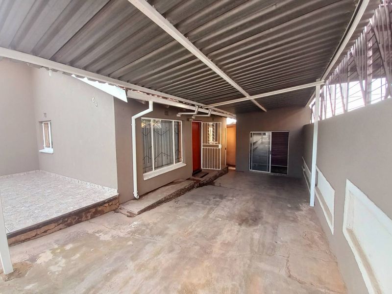Three bedrooms house for sale in Atteridgeville - Photo 4