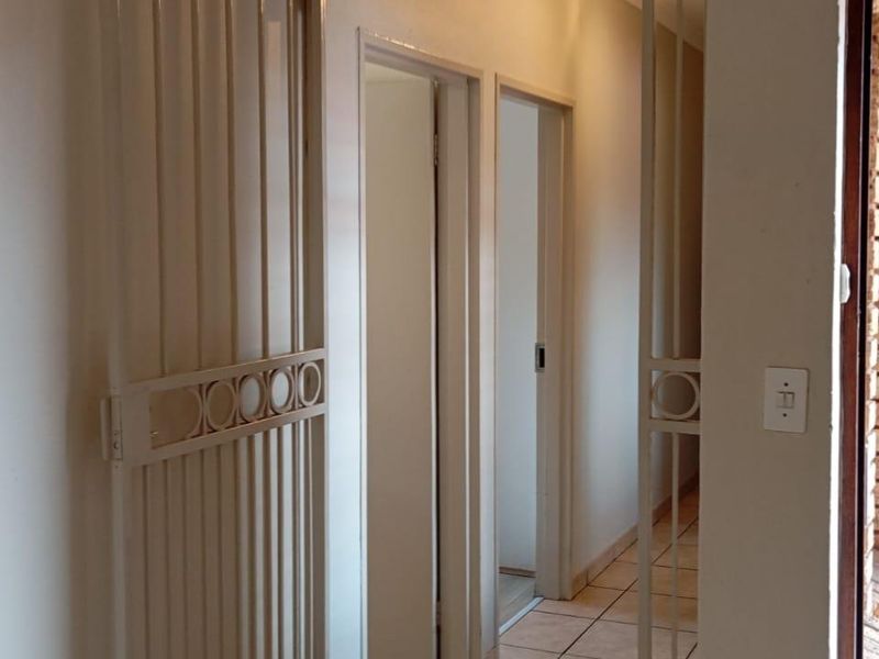 Charming three bedroom Townhouse with Modern Amenities - Photo 8